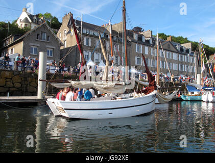 Vecchia regata a vela, Binic porto vicino Saint-Brieuc, Cotes-d'Armor, Bretagne, Bretagna, Francia, Europa Foto Stock