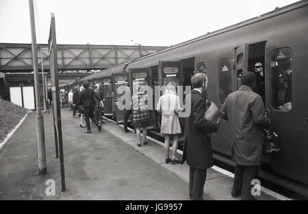 1972, British Rail, South East London, Inghilterra, Regno Unito, stazione ferroviaria di Brockley, sede di servizi ferroviari dalla regione meridionale. L'immagine mostra i pendolari su una piattaforma che salgono su carrozze ferroviarie. Foto Stock