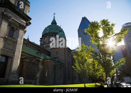 Sole e colori autunnali da Maria regina del mondo cattedrale (Cathedrale Marie-Reine-du-Monde) a Montreal, Canada. Foto Stock