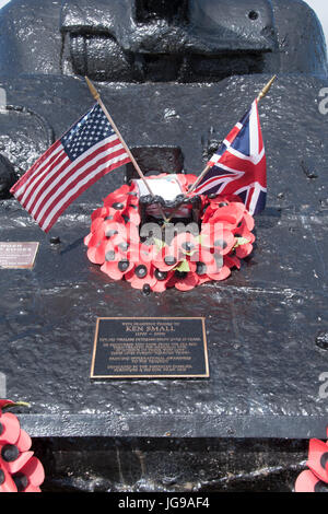 Una corona sul carro Sherman memoriale per l'operazione Tiger, Slapton Sands, Devon, Regno Unito Foto Stock