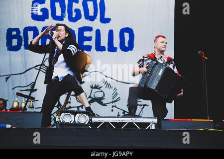 Gogol Bordello effettuando in corrispondenza di Barclaycard British Summertime in Hyde Park Foto Stock