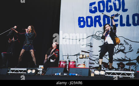 Gogol Bordello effettuando in corrispondenza di Barclaycard British Summertime in Hyde Park Foto Stock