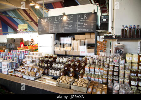 Lo sciroppo d'acero in vendita presso il mercato Jean-Talon nella Piccola Italia Distretto di Montreal, Canada. Il mercato pubblico aperto nel 1933 come il Marché du Nord Foto Stock