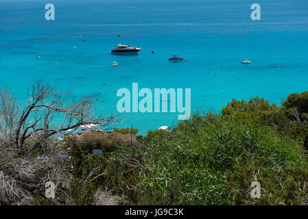 KONNOS BAY, Cipro - 15 giugno 2017: Yacht impostazione ancoraggio in Konnos Bay beach, Protaras. La gente di balneazione in laguna Foto Stock