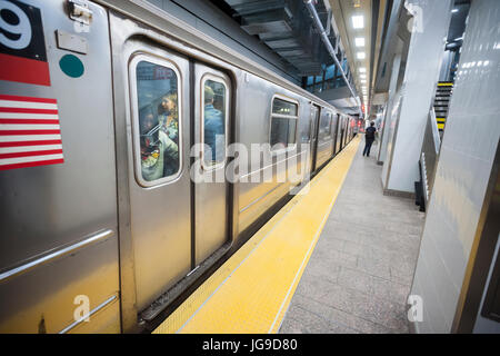 Un affollato numero 1 attende il treno in partenza il recentemente ristrutturato a sud del traghetto la stazione della metropolitana di New York sulla riapertura giorno Martedì, 27 giugno 2017. La stazione restaurata è stata chiusa dopo un danno catastrofico da Superstorm sabbiose con una stima di 15 milioni di galloni di acqua di inondazione del terminale che al costo di $ 545 milioni di euro ed è stato aperto solo tre anni. Il $340 milioni per le riparazioni sono stati finiti oggi quasi cinque anni dopo Superstorm Sandy. Nel frattempo il numero uno treno utilizzato quirky old south loop di traghetti che solo alloggiate le prime cinque vetture di una decina di auto in treno. (© Richard B. Levine) Foto Stock