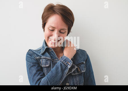 Close up ritratto di una bella metà donna adulta ridere Foto Stock