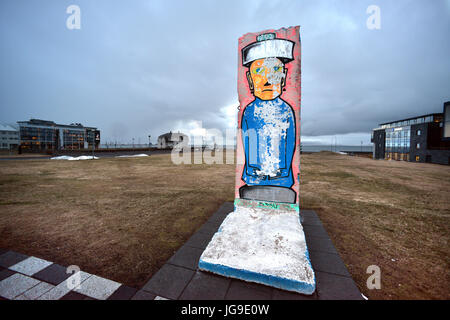 La sezione del muro di Berlino in Reykjavik, Islanda, dato come un dono in occasione del XXV anniversario della riunificazione. Foto Stock