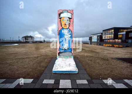 La sezione del muro di Berlino in Reykjavik, Islanda, dato come un dono in occasione del XXV anniversario della riunificazione. Foto Stock