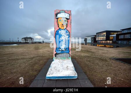 La sezione del muro di Berlino in Reykjavik, Islanda, dato come un dono in occasione del XXV anniversario della riunificazione. Foto Stock