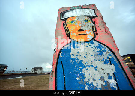 La sezione del muro di Berlino in Reykjavik, Islanda, dato come un dono in occasione del XXV anniversario della riunificazione. Foto Stock