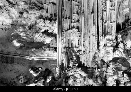 Stalattiti all'interno di una caverna in Nerja - Spagna Foto Stock