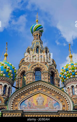 Cupole a cipolla di Chiesa della Resurrezione di Cristo, noto anche come Chiesa del Salvatore del sangue versato, San Pietroburgo Russia Foto Stock