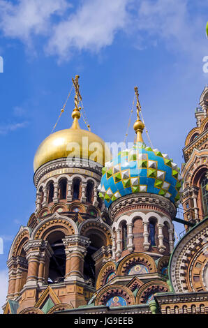 Cupole a cipolla di Chiesa della Resurrezione di Cristo, noto anche come Chiesa del Salvatore del sangue versato, San Pietroburgo Russia Foto Stock