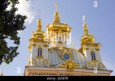 Peterhof Palace cupole dorate di Pietro e Paolo Cattedrale al Grand Palace si trova nei pressi di San Pietroburgo, Russia Foto Stock