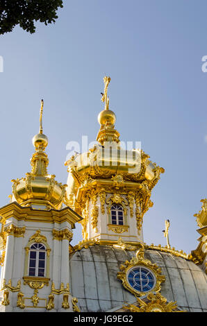 Peterhof Palace cupole dorate chiesa del Grand Palace si trova nei pressi di San Pietroburgo, Russia Foto Stock