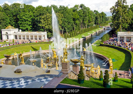 Peterhof Palace Grand cascata con fontane e giardini in estate vicino a San Pietroburgo - Russia Foto Stock