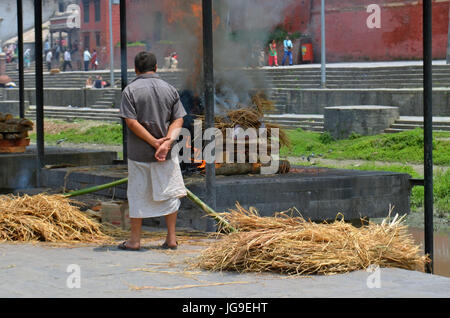 Cadavere cerimonia di masterizzazione in Pashupatinath. Khatmandu Foto Stock