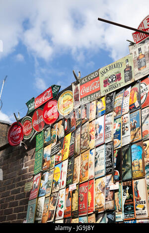 LONDON, Regno Unito - 22 Aprile 2017: belle cartoline per la vendita nel mercato di Portobello vicino a Notting Hill Gate Londra Foto Stock