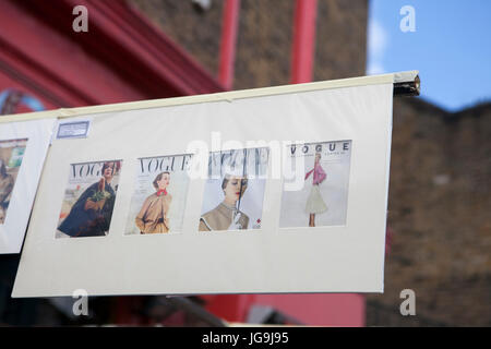 LONDON, Regno Unito - 22 Aprile 2017: belle cartoline per la vendita nel mercato di Portobello vicino a Notting Hill Gate Londra Foto Stock