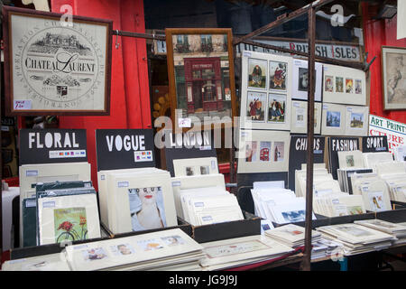 LONDON, Regno Unito - 22 Aprile 2017: belle cartoline per la vendita nel mercato di Portobello vicino a Notting Hill Gate Londra Foto Stock