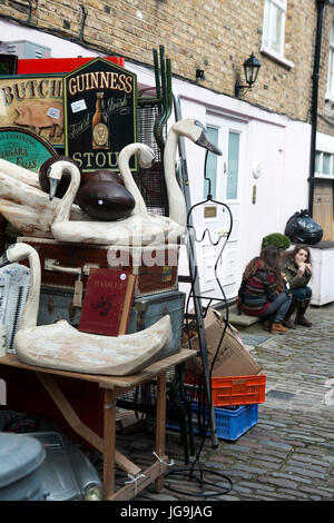 LONDON, Regno Unito - 22 Aprile 2017: belle cartoline per la vendita nel mercato di Portobello vicino a Notting Hill Gate Londra Foto Stock