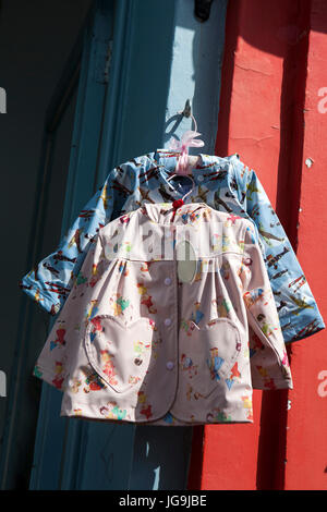 Abbigliamento Vintage shop, Portobello Road a Notting Hill, Londra, Inghilterra, Regno Unito Foto Stock