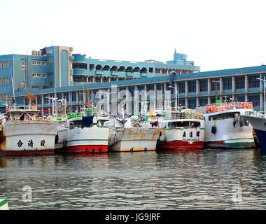 DONGGANG, Taiwan, 28 aprile: barche da pesca al porto di Donggang preparare per l'inizio dell'anno alla pesca del tonno rosso stagione in aprile 28, 2012 in Dong Foto Stock