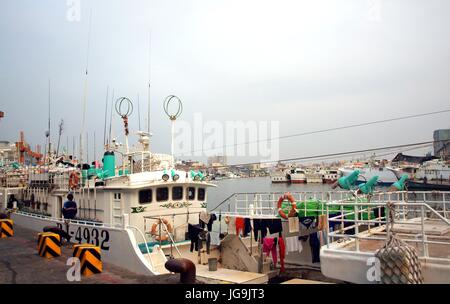 DONGGANG, Taiwan, 28 aprile: barche da pesca al porto di Donggang preparare per l'inizio dell'anno alla pesca del tonno rosso stagione in aprile 28, 2012 in Dong Foto Stock