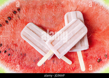 Anguria popsicles sul fresco e sfondo naturale. Estivo rinfrescante dessert. Foto Stock