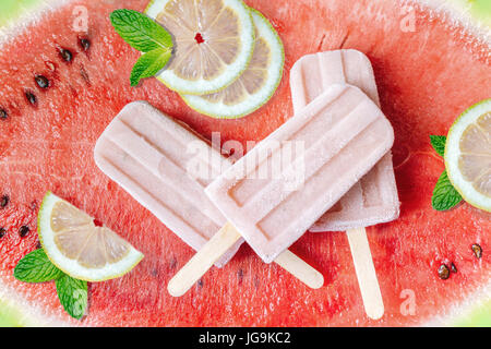 Anguria, lime e menta piperita popsicles sul fresco e sfondo naturale. Estivo rinfrescante dessert. Foto Stock