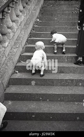 1940, in Inghilterra, in tempo di guerra, recentemente evacuateed bambini giocare sulle fasi di motivi di Stanstead Hall, Essex, paese casa di lady Butler (Sydney Courtauld) moglie del partito conservatore politican e ministro maggiordomo di Rab. Foto Stock