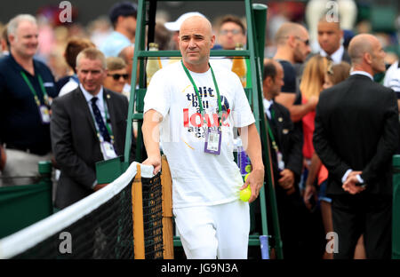 Andre Agassi guarda Novak Djokovic come si pratica il giorno due del Wimbledon Championships all'All England Lawn tennis and Croquet Club, Wimbledon. Foto Stock