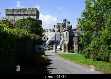 Il vecchio Conwy sospensione ponte sopra il fiume Conwy costruito da Thomas Telford, Conwy, Gwynedd, Galles del Nord, Regno Unito. Foto Stock