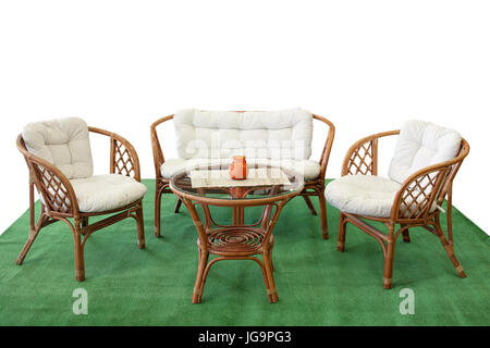 Set di mobili da giardino rattan con cuscini in erba artificiale. Isolato con percorso di clipping. Foto Stock