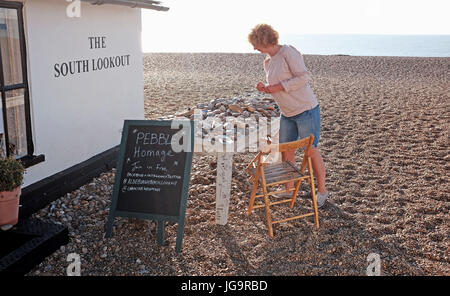 Aldeburgh Suffolk REGNO UNITO Giugno 2017 - l'Aldeburgh Sud Lookout dove pubblico sono invitati a lasciare un messaggio su un ciottolo Foto Stock