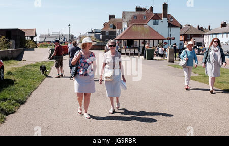 Aldeburgh Suffolk REGNO UNITO Giugno 2017 - camminano lungo il lungomare Foto Stock