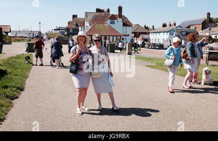 Aldeburgh Suffolk REGNO UNITO Giugno 2017 - camminano lungo il lungomare Foto Stock