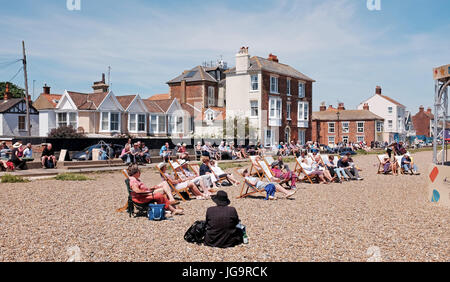 Aldeburgh Suffolk REGNO UNITO Giugno 2017 - Persone relax sulla spiaggia fotografia scattata da Simon Dack Foto Stock