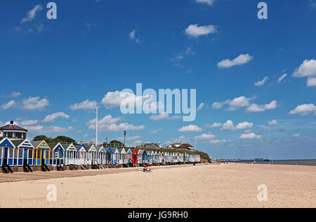 Southwold Suffolk REGNO UNITO Giugno 2017 - Spiaggia di capanne sul mare fotografia scattata da Simon Dack Foto Stock