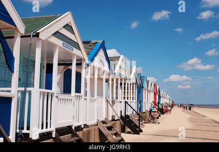 Southwold Suffolk REGNO UNITO Giugno 2017 - Spiaggia di capanne sul mare fotografia scattata da Simon Dack Foto Stock