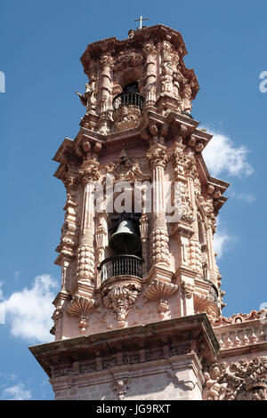 TAXCO. GUERRERO, Messico - 2013: Un campanary di Santa Prisca Tempio (Templo de Santa Prisca), visualizzazione dettagli barocco. Foto Stock