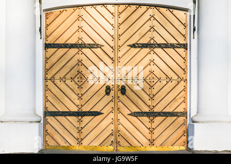 Medievale porta di legno con metallo cerniere in bronzo Foto Stock