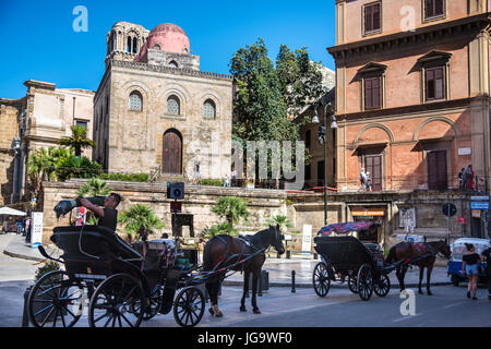 Cavallo e i carrelli in attesa su Via Maqueda da Piazza Bellini e San Cataldo. Palermo, Sicilia, Italia. Foto Stock