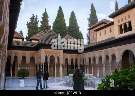 Patio de Los Leones (Corte dei leoni), Palacios Nazaríes, La Alhambra di Granada Foto Stock