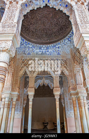 Interno del padiglione ovest, Patio de Los Leones, La Alhambra di Granada, Andalusia, Spagna Foto Stock