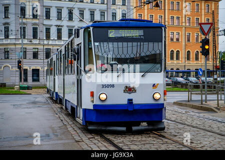 RIGA, Lettonia - CIRCA NEL MAGGIO 2014: Tram per le strade di Riga Foto Stock