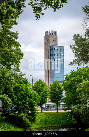 RIGA, Lettonia - circa giugno 2014: Vista della piazza della stazione come visto dal Bastione Hill Park a Riga Foto Stock