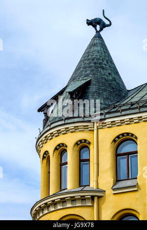 RIGA, Lettonia - circa giugno 2014: dettaglio della decorazione sul tetto presso la Casa Cat edificio, un punto di riferimento di Riga Foto Stock