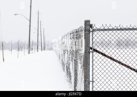 A catena collegamento recinto coperto da neve, Thunder Bay, Ontario, Canada. Foto Stock