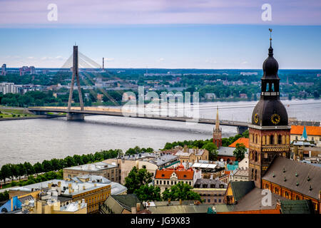 RIGA, Lettonia - circa giugno 2014: Veduta aerea della città vecchia di Riga e il ponte Vansu oltre il Fiume Daugava Foto Stock